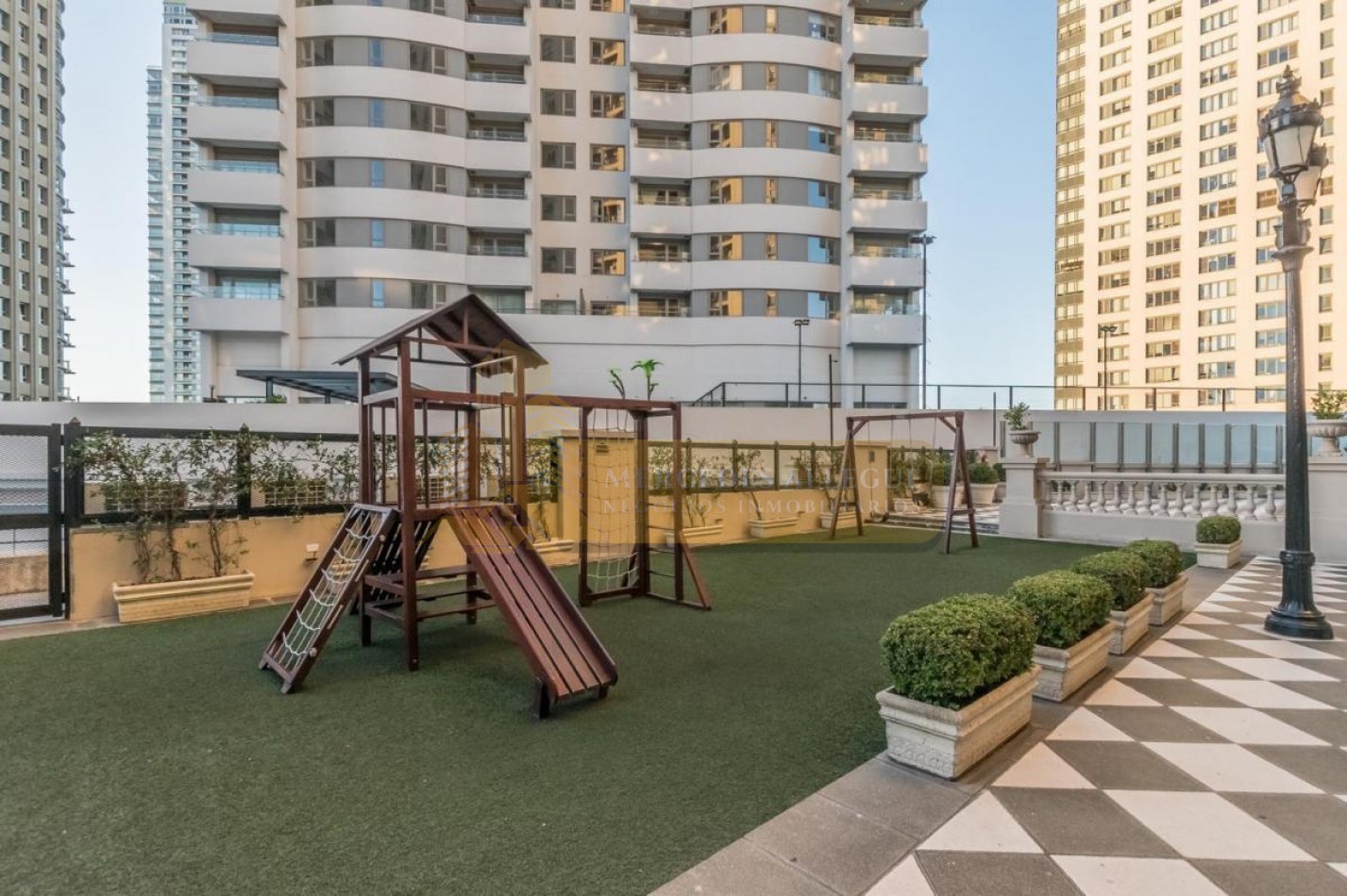 Departamento 2 amb Edificio Chateau. Pto Madero.